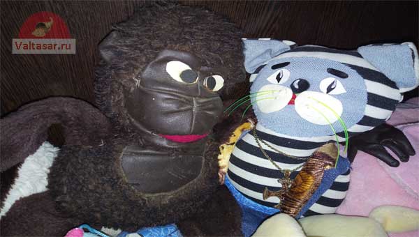 игрушечная обезьяна и котик