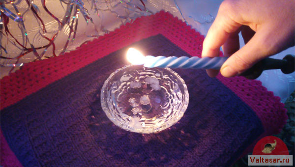 свеча капает воском в чашку