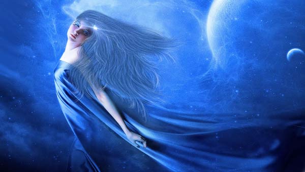 девушка в синем на фоне неба