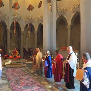 богослужение в храме