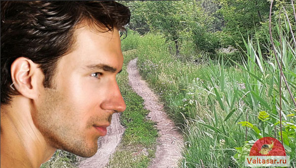 парень на проселочной дороге