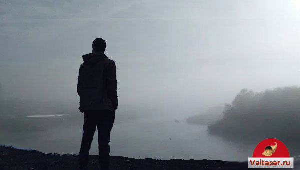 силуэт человека в тумане