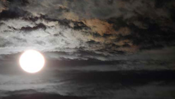 луна в грозовом небе