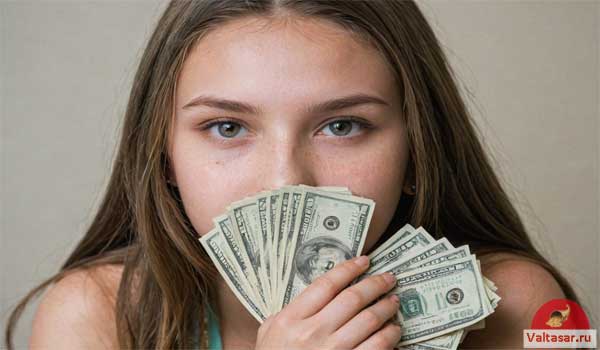 девушка нюхает деньги
