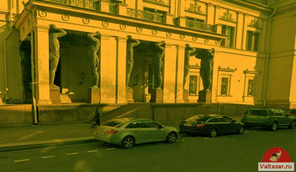 Атланты у входа в Эрмитаж