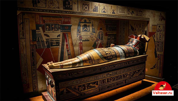 древнеегипетская мумия в саркофаге