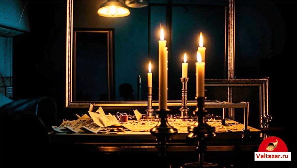 свечи, темная комната