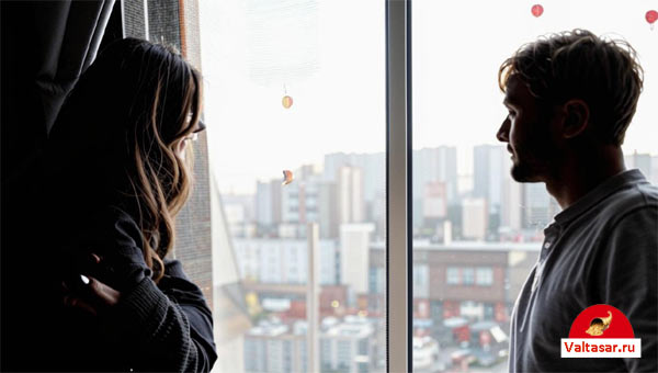 девушка и парень стоят у окна