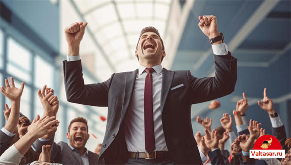 человек в деловом костюме празднует триумф