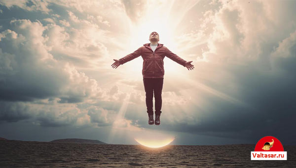мужчина левитирует (возносится в воздух)