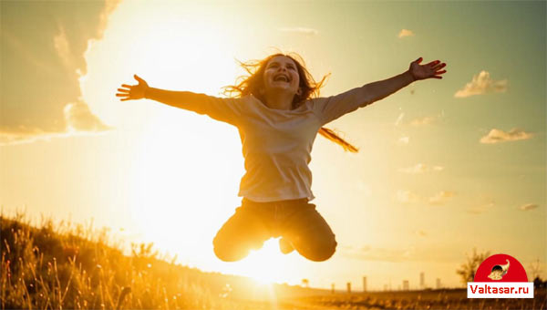 девушка радуется солнцу