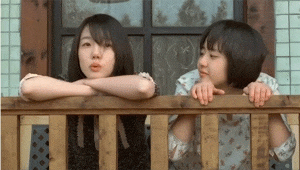 две сестры на веранде