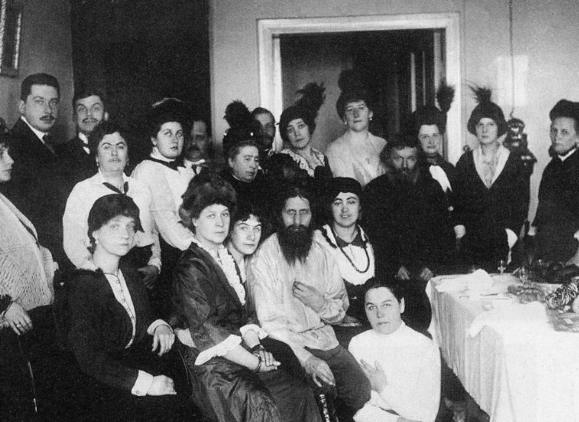 Распутин в окружении поклонников